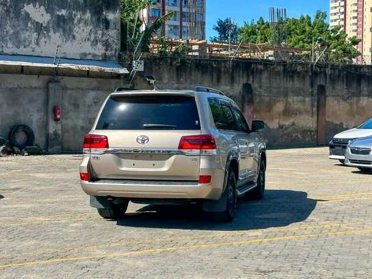 Toyota land Cruiser ZX V8 Gold 2019 image 15
