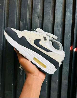 Sneakers image 2
