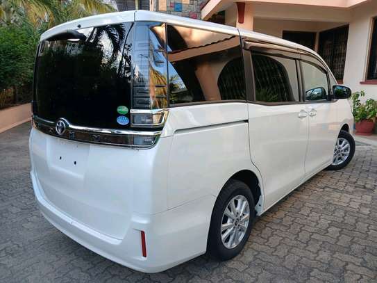 TOYOTA VOXY SI 2018MODEL 7 SEATER image 2