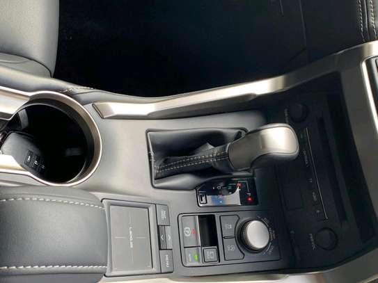 Lexus Nt 200 image 14
