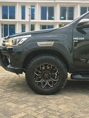 Toyota hilux double cub image 6