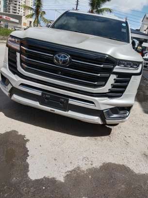 Toyota land cruiser v8 image 3
