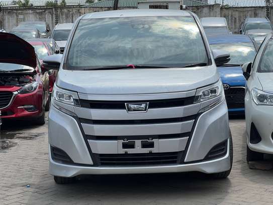 TOYOTA NOAH image 9