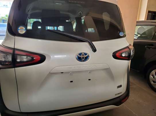 Toyota sienta image 4