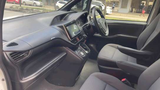 TOYOTA NOAH 2017MODEL 8 SEATER 2WD image 4