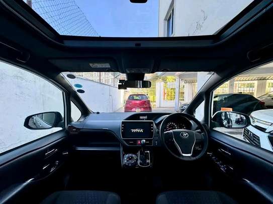 Toyota Noah sunroof image 7
