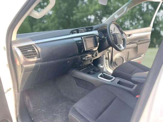 Toyota grand hiace 16 seater image 9