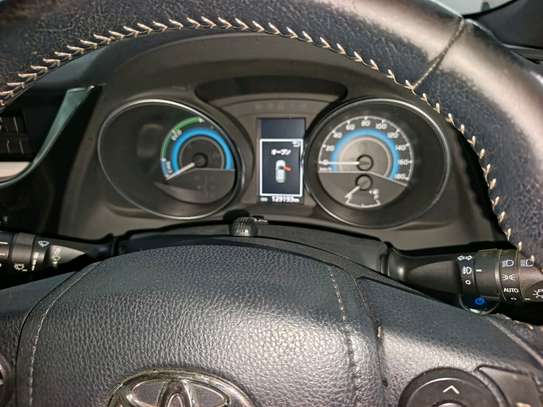 Toyota Auris hybrid image 10