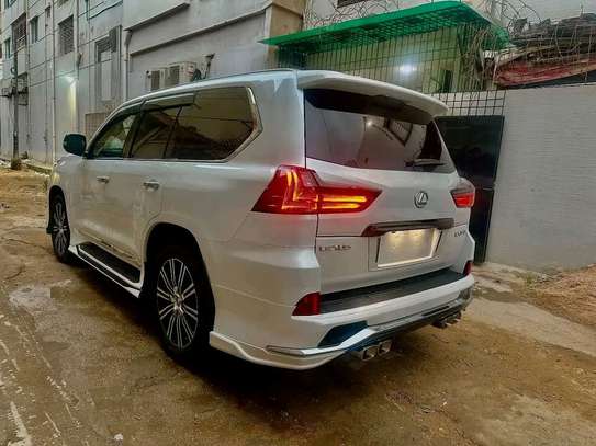 Lexus lx570 image 6