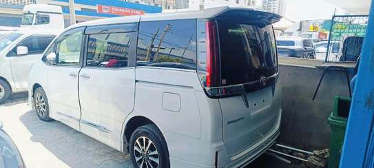 Toyota Esquire sunroof 2018 white image 11