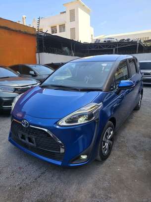 Toyota sienta hybrid image 10