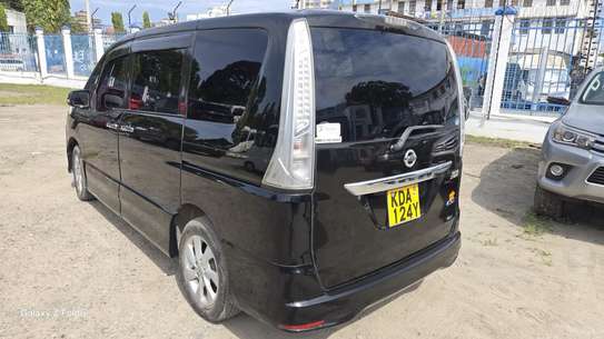 Nissan Serena image 2