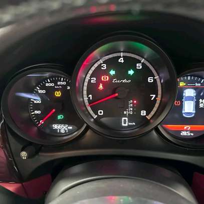 Porsche macan Turbo 2018 sunroof image 5