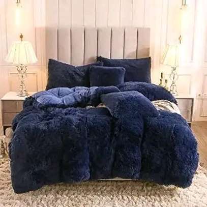 Velvet duvet with sheets and pillow cases image 2