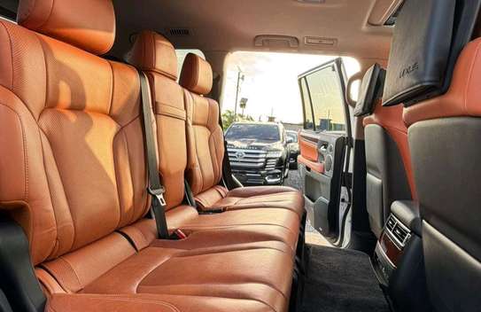 2019 Lexus LX570 image 11