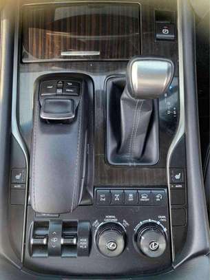 Toyota voxy 2018 on offer selling in Mombasa image 4