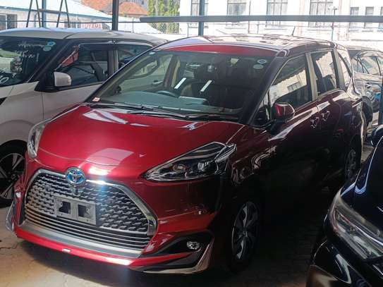 Toyota Sienta hybrid Redwine 2019 image 2