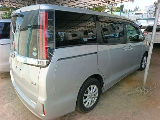 Toyota Noah hybrid image 7