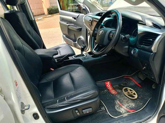 TOYOTA HILUX DOUBLE CAB AUTOMATIC REVO 2016 MODEL image 6