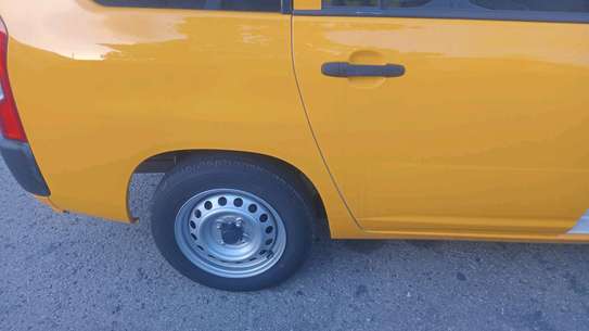 Toyota Probox Amarillo Utilitario Espacioso y Funcional image 5