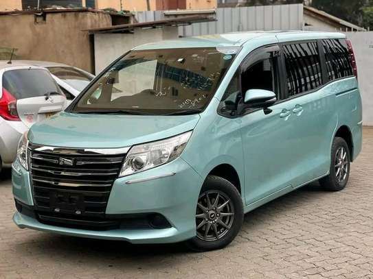 Toyota Noah green image 8