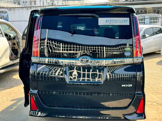 Toyota Noah wxb image 2