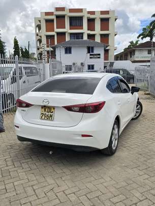 Mazda Axela image 2