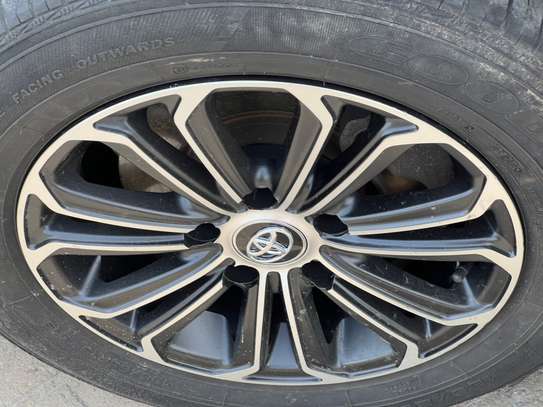 TOYOTA NOAH image 2