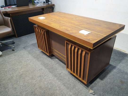Office Desk: 1400mm Executive Golden Easy Clean Desk image 3