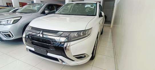 Mitsubishi Outlander SUV White Spacious Reliable image 3