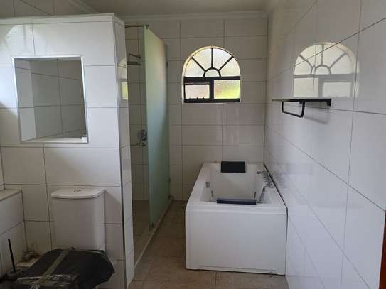 5 Bed House with En Suite at Ridgeways image 11
