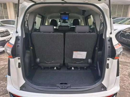 Toyota sienta pearl white image 7