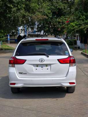 Toyota fielder hybrid image 6