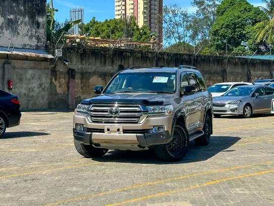 Toyota land Cruiser ZX V8 Gold 2019 image 4