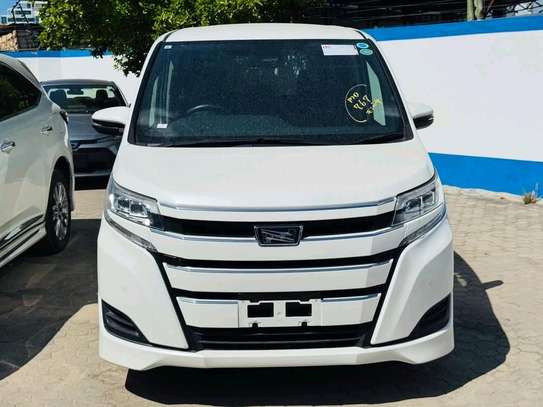 Toyota Noah 2018 image 2