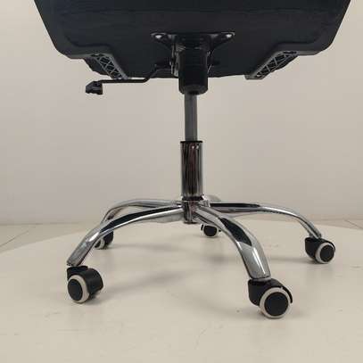 Office chair: Strong mesh office seat- black image 3