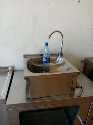 Knee operated wall mounted hands washing basin image 2