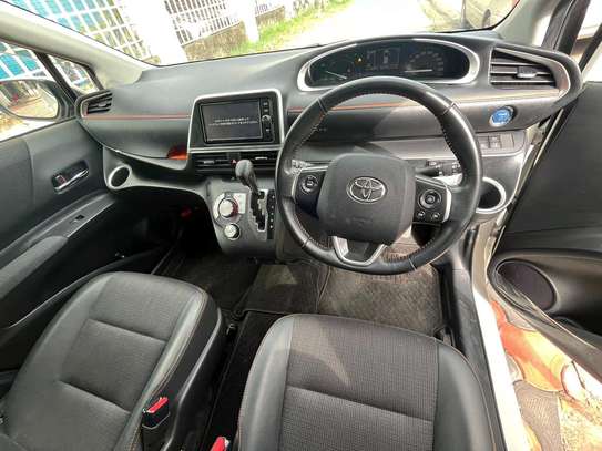Toyota sienta hybrid image 4