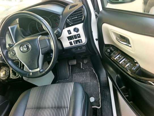 Toyota Noah wxb image 25