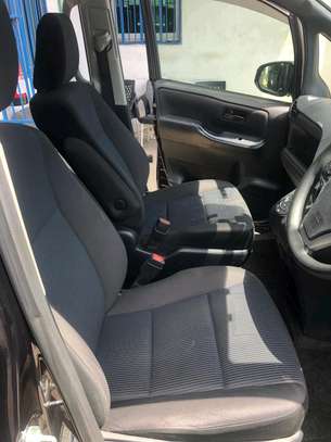 Toyota Noah hybrid 2018 2wd image 2