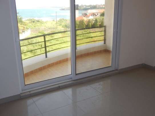 3 Bed Apartment with En Suite at Greenwood Dr image 7