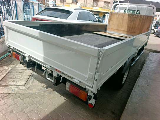 Hino Dutro image 5