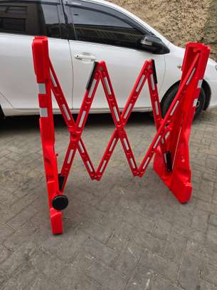 Portable expandable safety barricade image 4