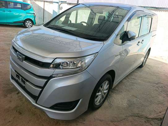 Toyota Noah hybrid image 2