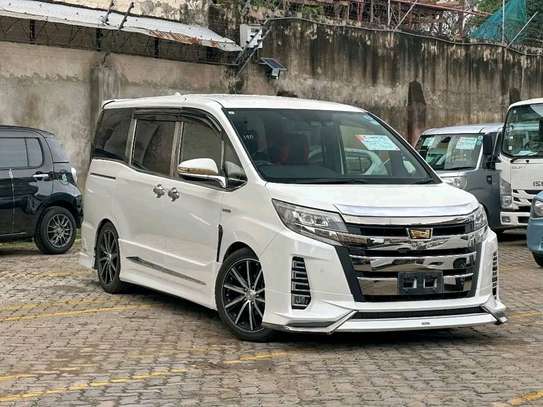 Toyota Noah hybrid white WxB ZRR 2019 image 3