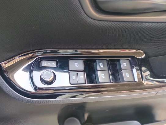 Toyota Noah hybrid white 2WD 2018 image 6