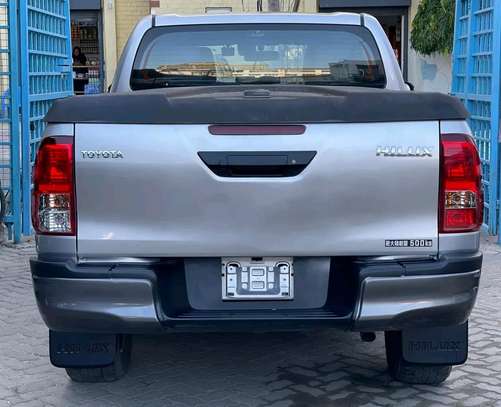Toyota Hilux Double Cabin silver 2019 image 9