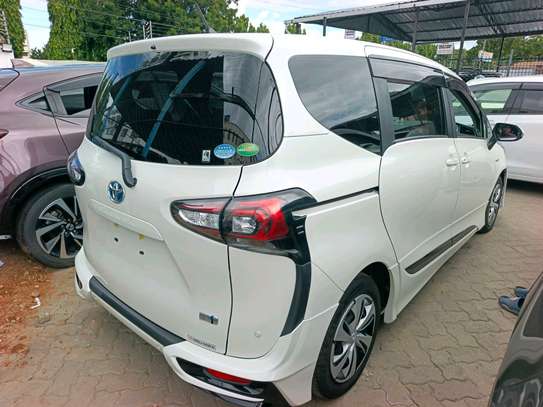 Toyota Sienta hybrid image 9