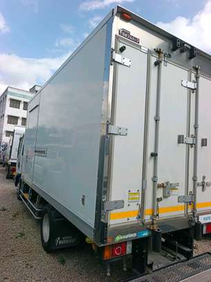 ISUZU NPR85 freezer image 7