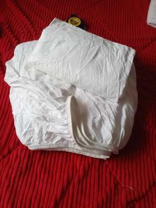 (White bedsheets)Quality,  mtumba bedsheets image 3